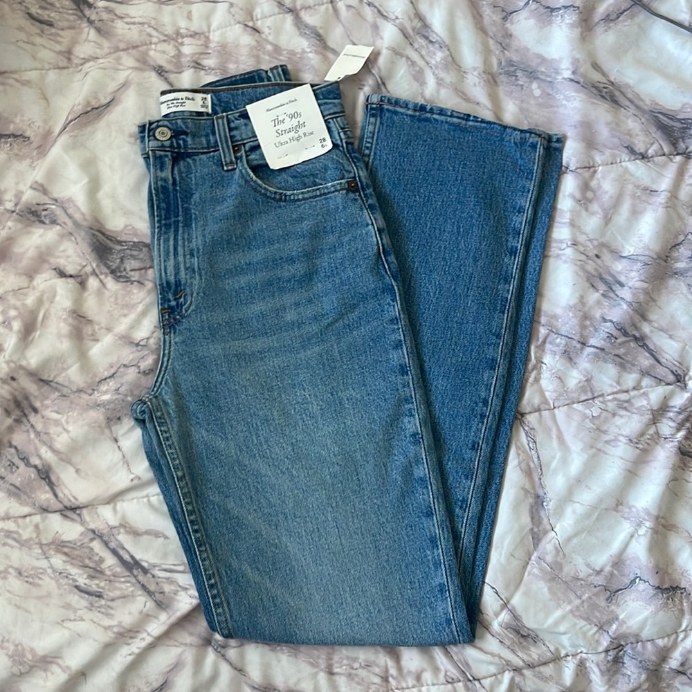 Abercrombie & Fitch High-Rise Straight Leg Jeans - Medium Blue Denim